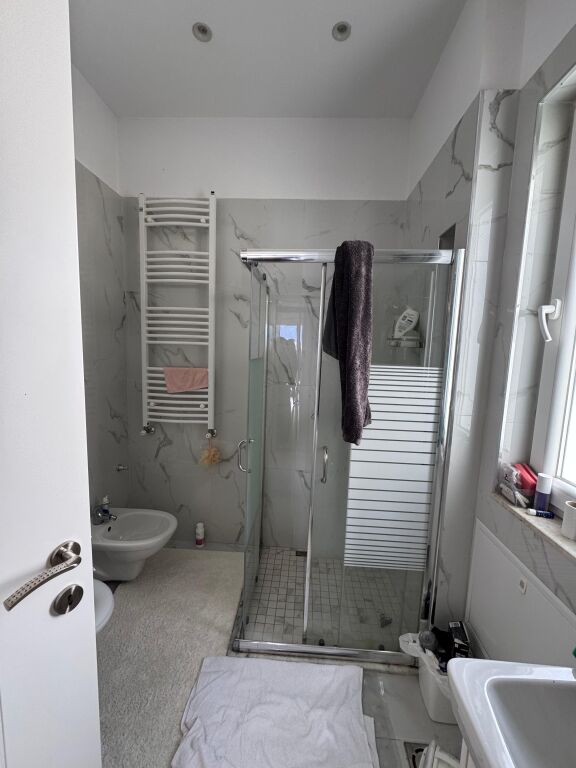 🏡 FOR RENT, 1+1 APARTMENT + Veranda + Parking  📍 Dry Lake, Olive Grove Street  🚗 Parking spot 🌄 Fantastic panoramic view 📐 150 m² total area 🌿 Spacious veranda  💶 Price: 750 thousand lek/month