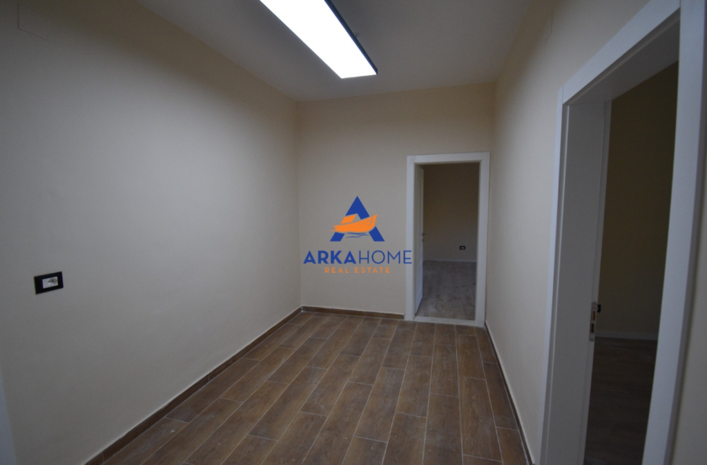 JEPET ME QIRA AMBIENT PËR ZYRA / BIZNES 80M2 "BLLOK" 90.000 LEKE