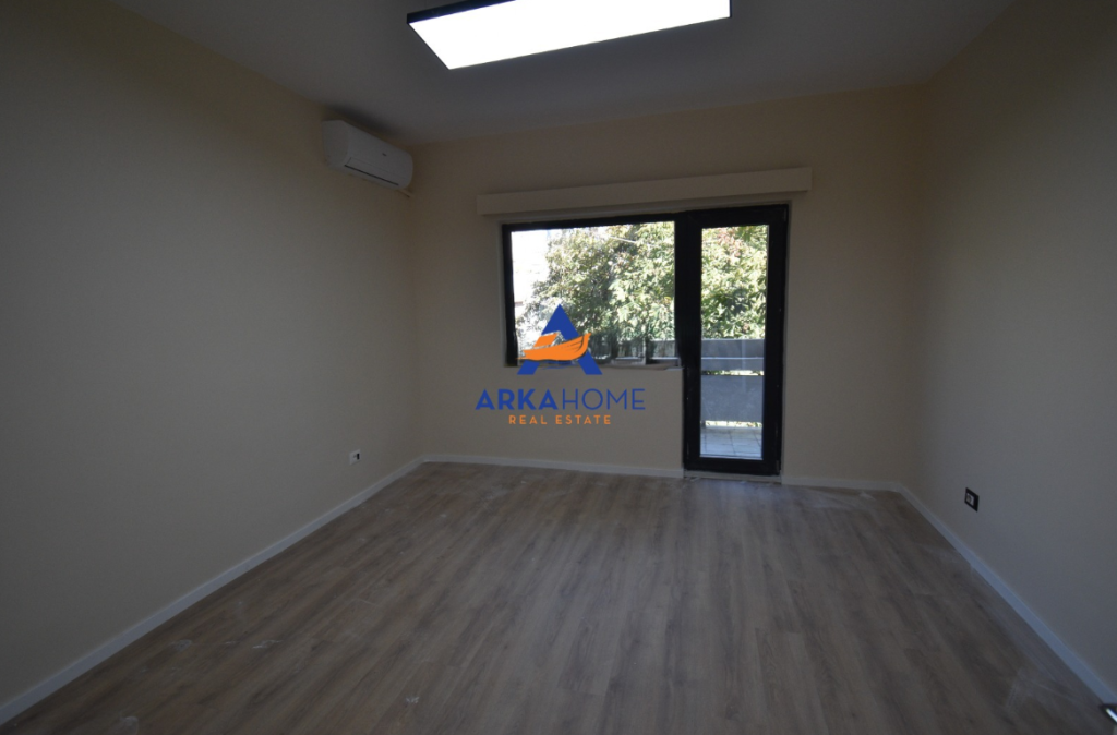 JEPET ME QIRA AMBIENT PËR ZYRA / BIZNES 80M2 "BLLOK" 90.000 LEKE