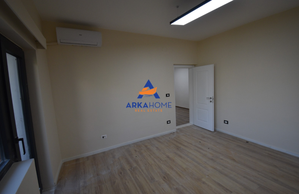 JEPET ME QIRA AMBIENT PËR ZYRA / BIZNES 80M2 "BLLOK" 90.000 LEKE