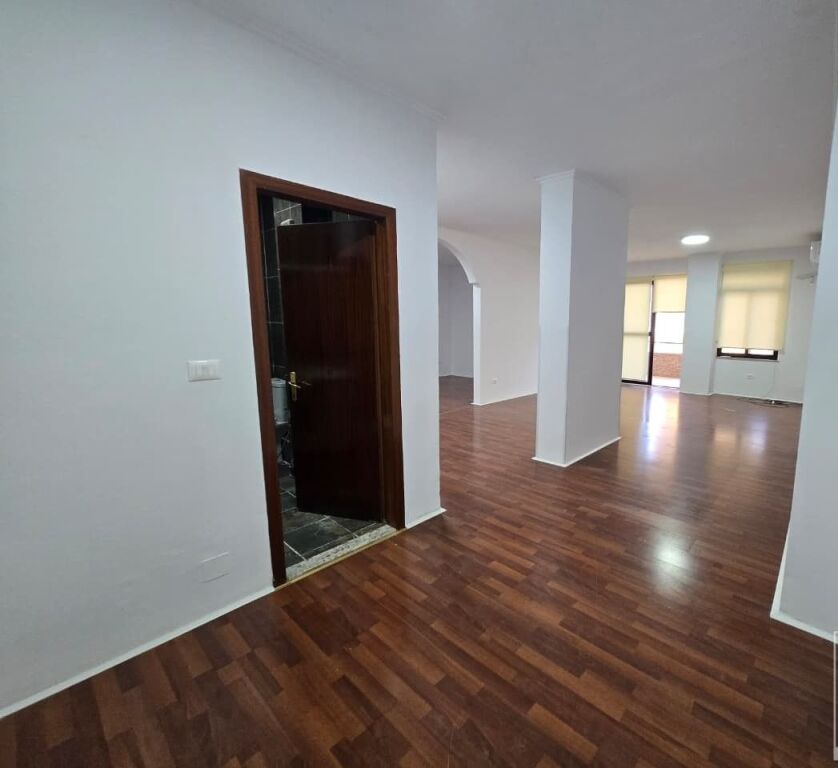 Jepet me qira ambient per zyra tek Ish Blloku .