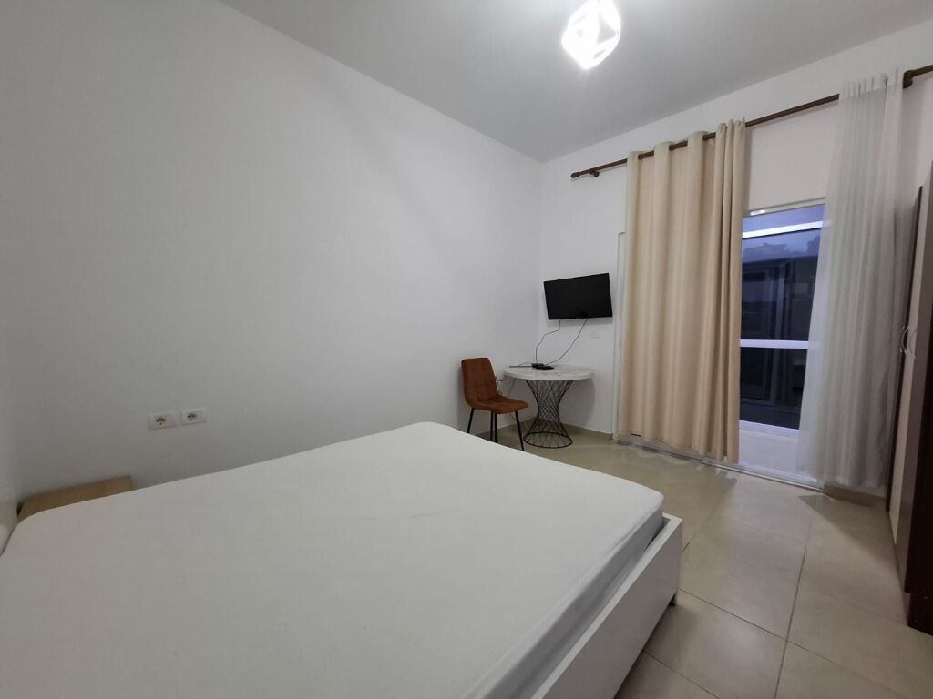 Me Qera : 1+1📍Rr. Elbasanit (Vilat Gjermane) - 38,000 Leke/Muaj - Sp.60m² - - 5 min larg Ekonomikut 🚀