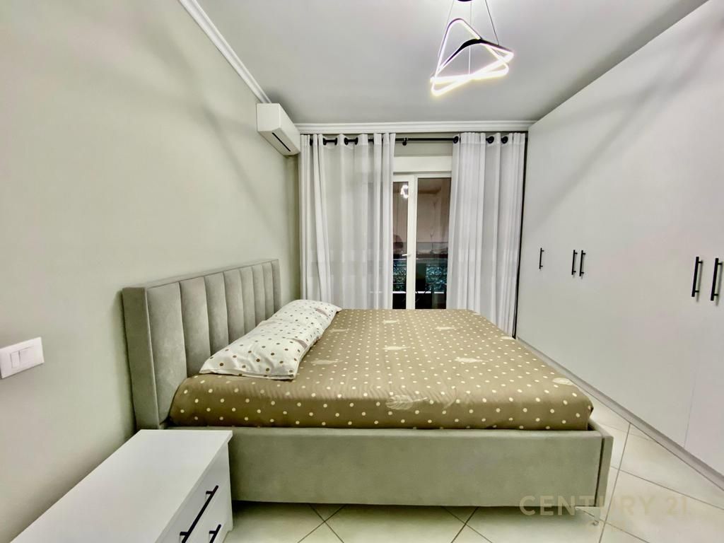 Shitet apartament 2+1 te kompleksi Colombo, Liqeni i Thatë, Tiranë.