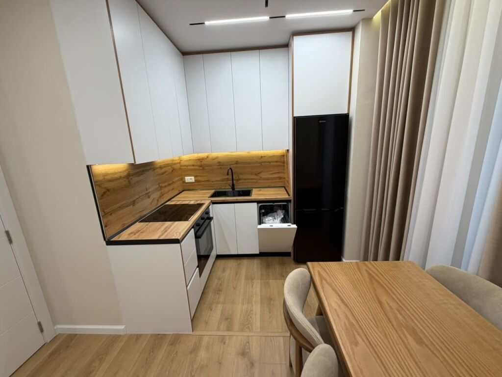 🏠 Shitet apartament