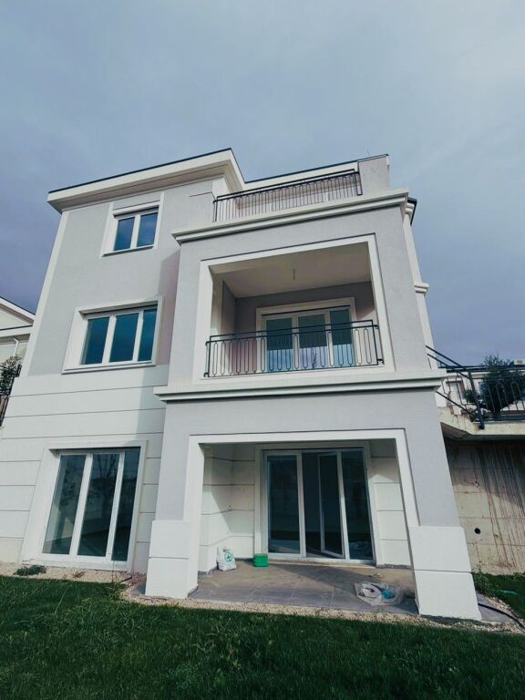 🏡 3-Story Villa for Sale – Collina Verde, near TEG