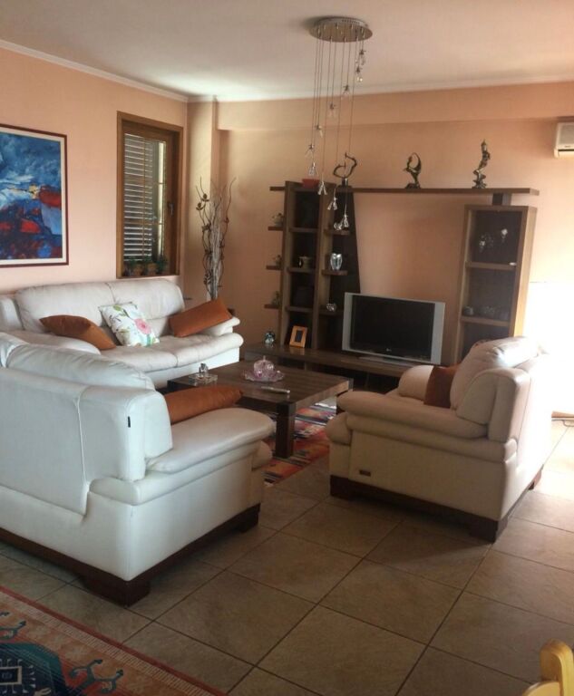 Pranë kafe Flora jepet me qira apartament 1+1!