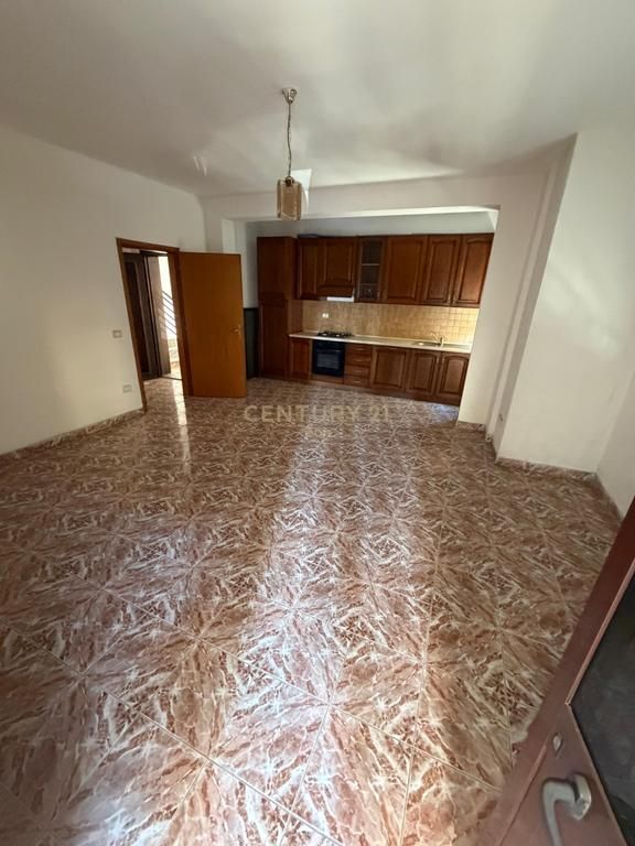 2+1 Apartment for Sale, Durrës Beach – Station 1, only 40 meters from the sea!