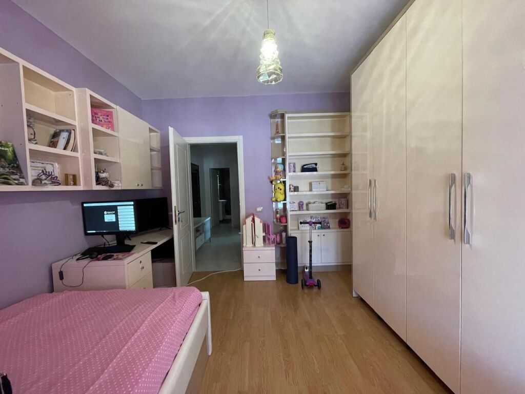 APARTAMENT 2+1 ME VERANDË TË MADHE ME QIRA – SHKOZË