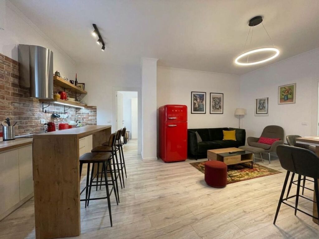 Affitto, Appartamento 1+1 + Posto Auto, Blloku, Tirana.