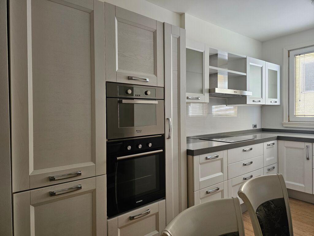 2+1+2 for rent at Willson Square