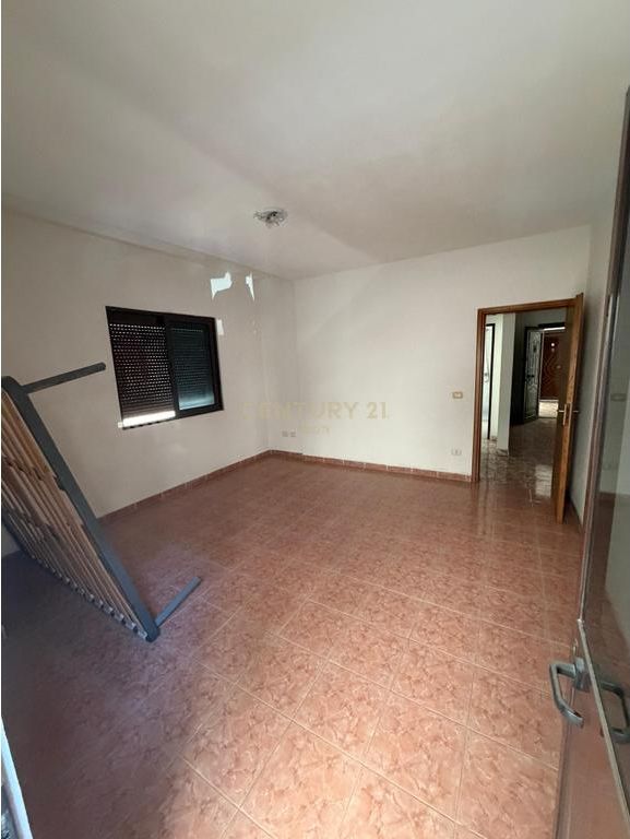 2+1 Apartment for Sale, Durrës Beach – Station 1, only 40 meters from the sea!