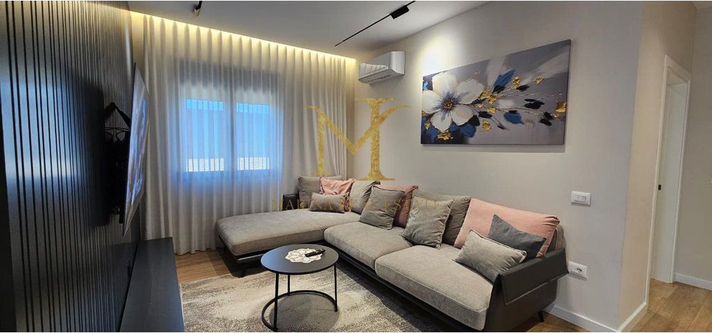 3-STORY VILLA FOR SALE IN RROTA E KUQE BEACH ONLY 400M FROM THE SEA!