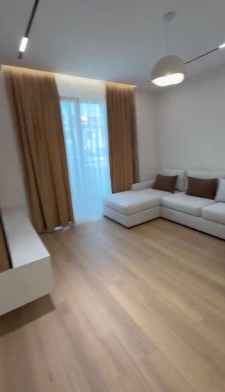 Shitet apartament 1+1 tek Komuna e Parisit