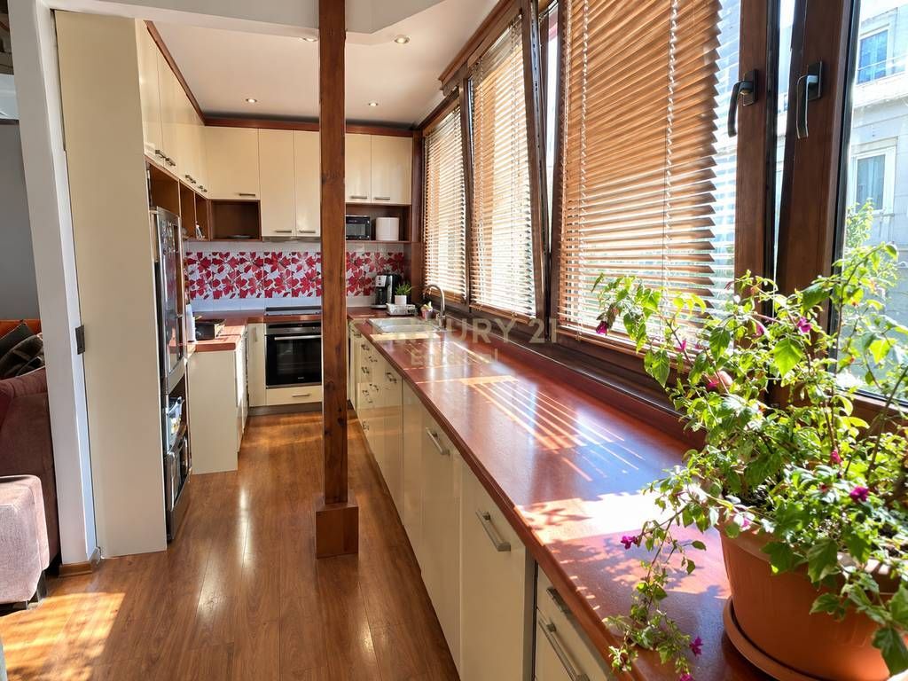 Myslym Shyri - Attico moderno 2+1 con veranda in affitto a Him Kolli