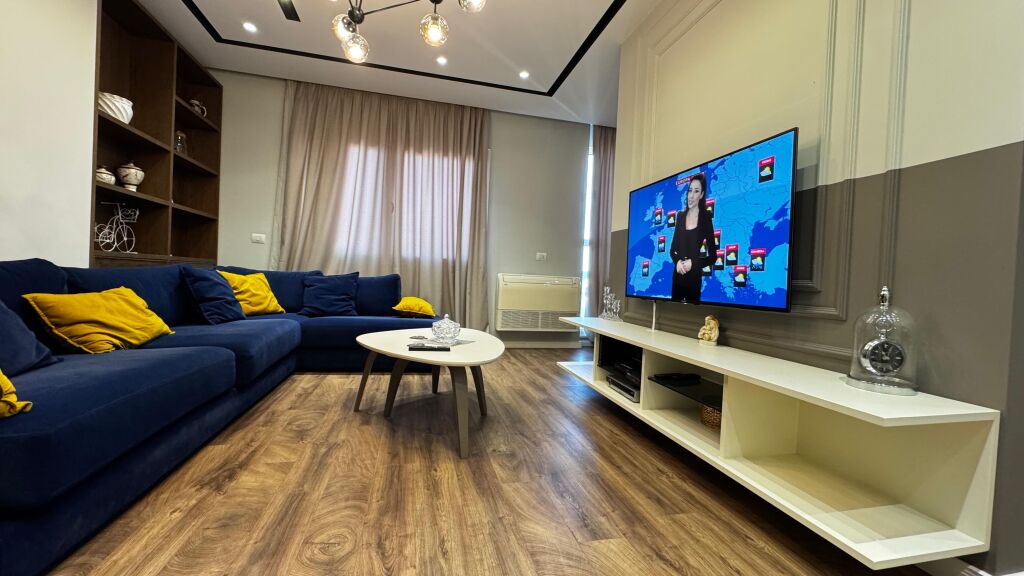 APARTAMENT 3+1 LUKSOZ ME QIRA - QENDËR, TIRANË