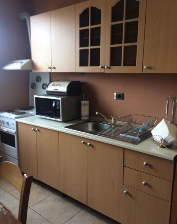 Pranë kafe Flora jepet me qira apartament 1+1!