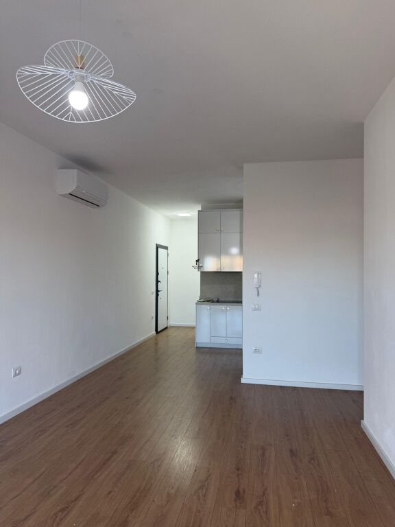 ZYRE ME QERA 100 M2 RRUGA E BARRIKADAVE 90.000 LEKE FH-98828