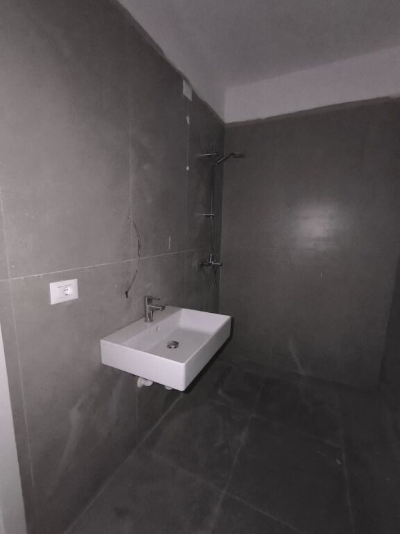 Apartament 2+1+2 per shitje Komuna e Parisit  !