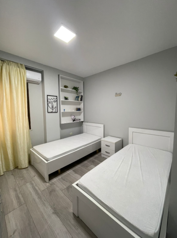 Shitet Apartament 2+1 – 21 Dhjetori, pranë Hotel Mondial
