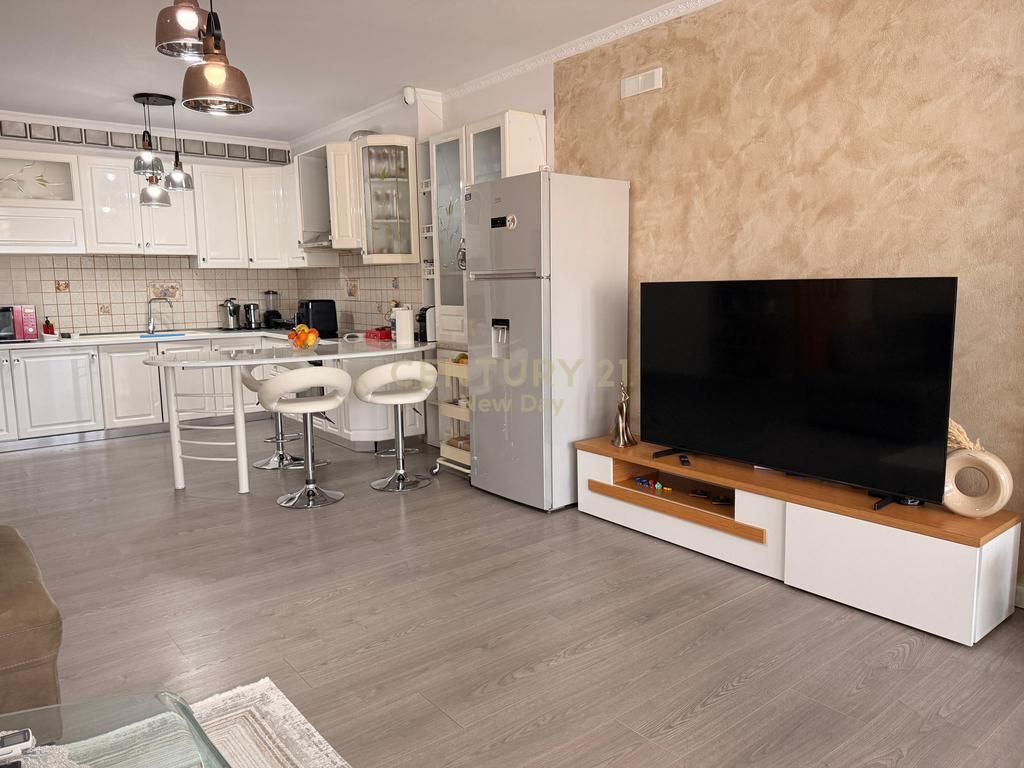 Apartament 3+1+2 Tualete + 2 Ballkone Me Qira në Qender te Durrësit - 1100€ | 150 m²