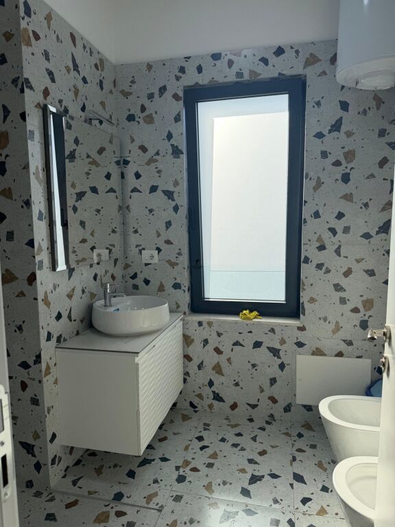 ZYRE ME QERA 100 M2 RRUGA E BARRIKADAVE 90.000 LEKE FH-98828