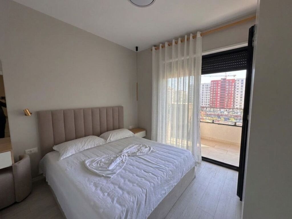 **Jepet me Qira, Apartament 1+1, Rruga Karl Gega, Tiranë**