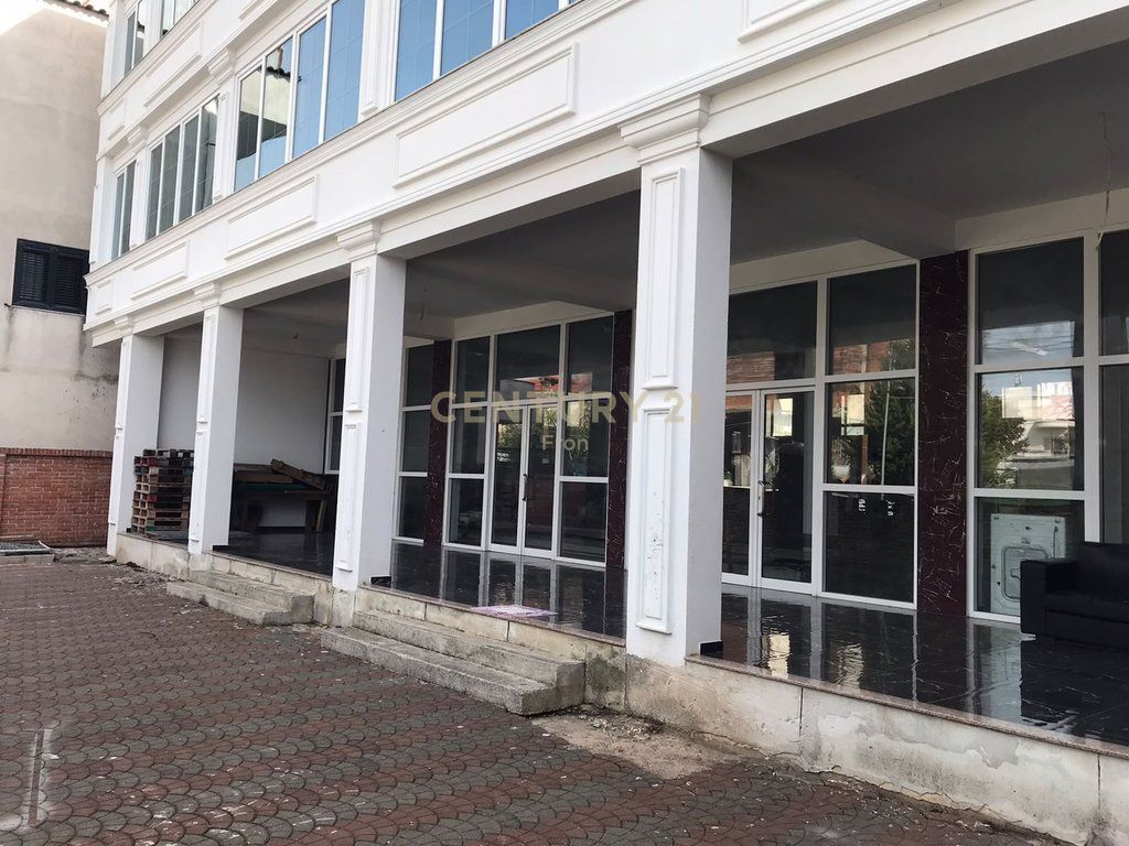 JEPET ME QIRA AMBIENT BIZNESI NË QENDËR KAMËZ!