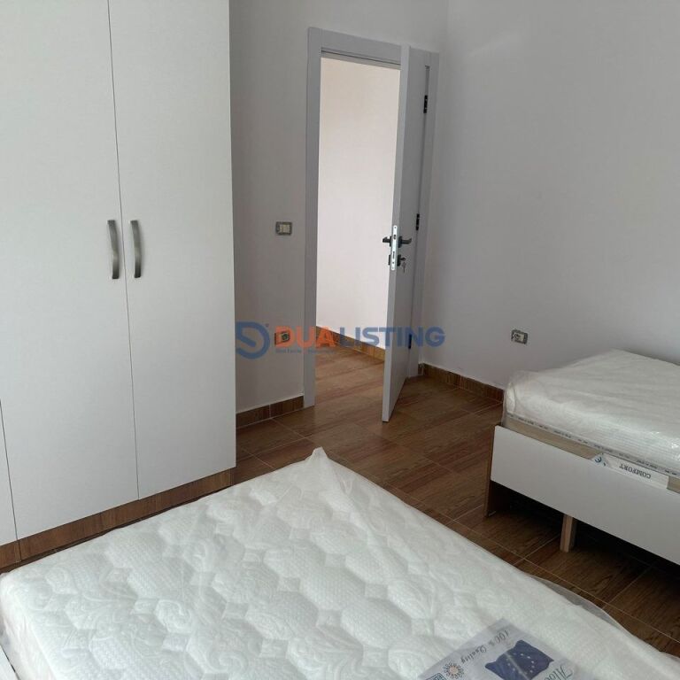 Jepet me qera apartament 3+1+2+Verande me qira tek Materniteti i Ri , Brryli .