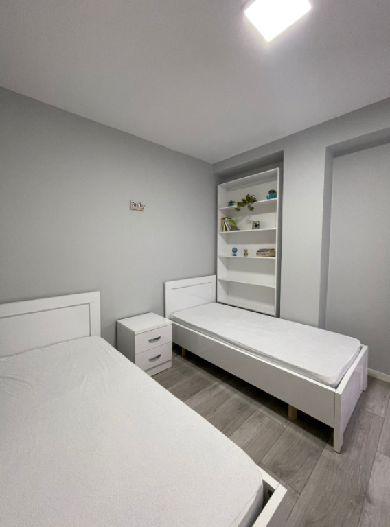 Shitet Apartament 2+1 – 21 Dhjetori, pranë Hotel Mondial