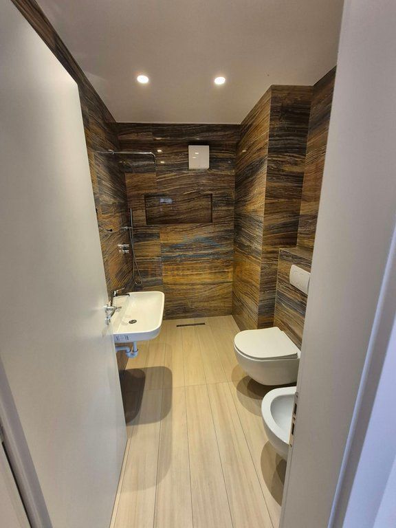 Qera, Apartament 2+1+2 për Zyra + Post Parkim, Rruga e Kavajës