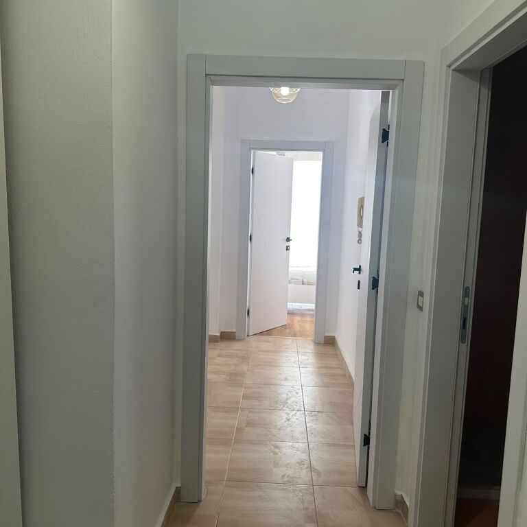 Appartamento in affitto 3+1+2 con 70 metri di veranda 70.000 lek al mese