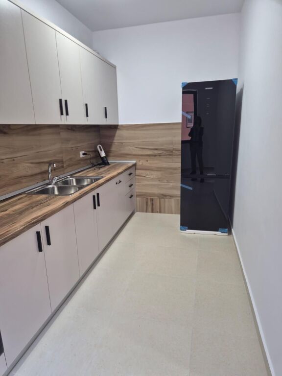 Appartamento arredato 2+1+2 in affitto in via Elbasan, 85.000 lek