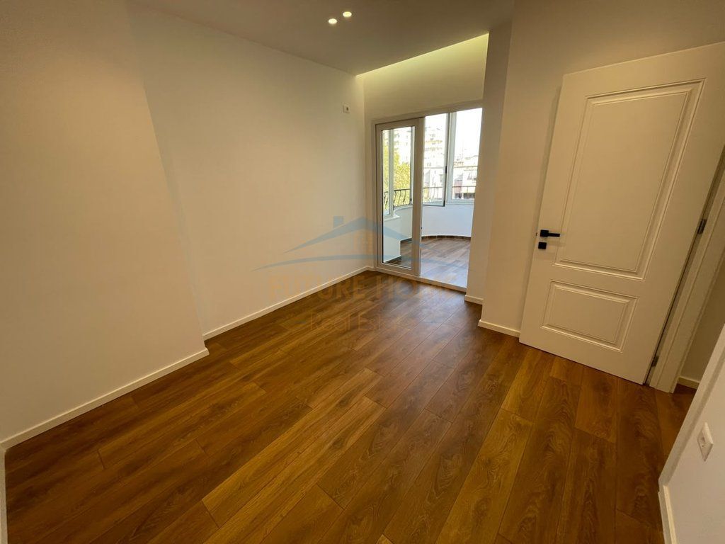 Shitet, Apartament 1+1, prane Mozaikut, 21 Dhjetori, Tirane.