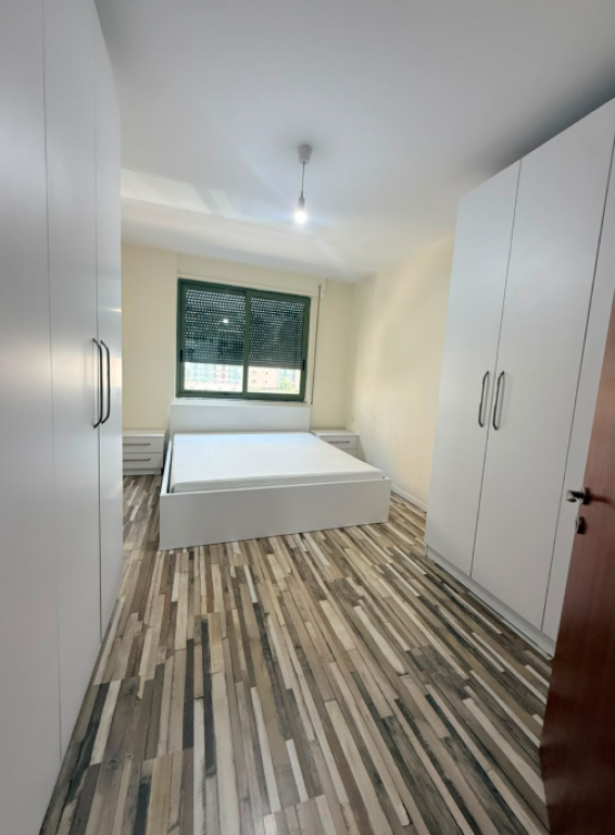Apartament 2+1+2 per shitje tek komuna e parisit