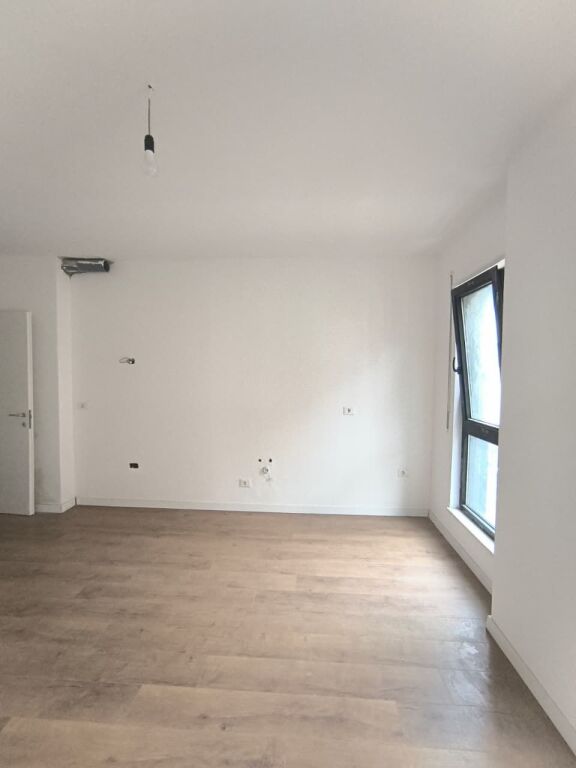Apartament 2+1+2 per shitje Komuna e Parisit  !