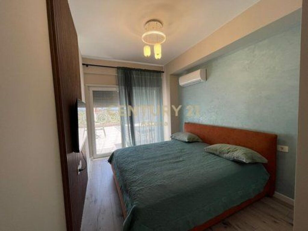   IN AFFITTO, TRIPLEX DI LUSSO 3+1+3 CON VERANDA, CON POSTO AUTO, RESIDENZA “KODRA E DIELLIT 2”