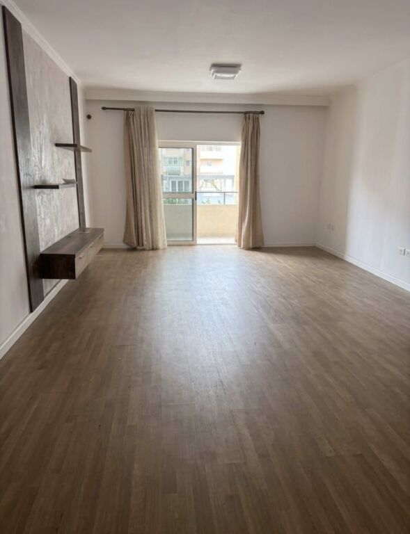 Shitet Apartament 3+1+2 Komuna Parisit 163 m2