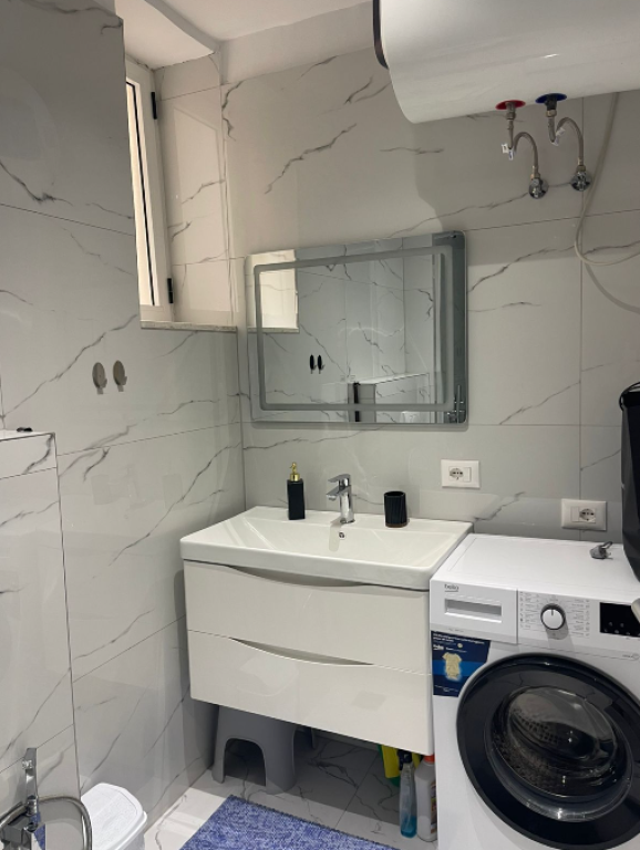 Shitet Apartament 2+1 – 21 Dhjetori, pranë Hotel Mondial