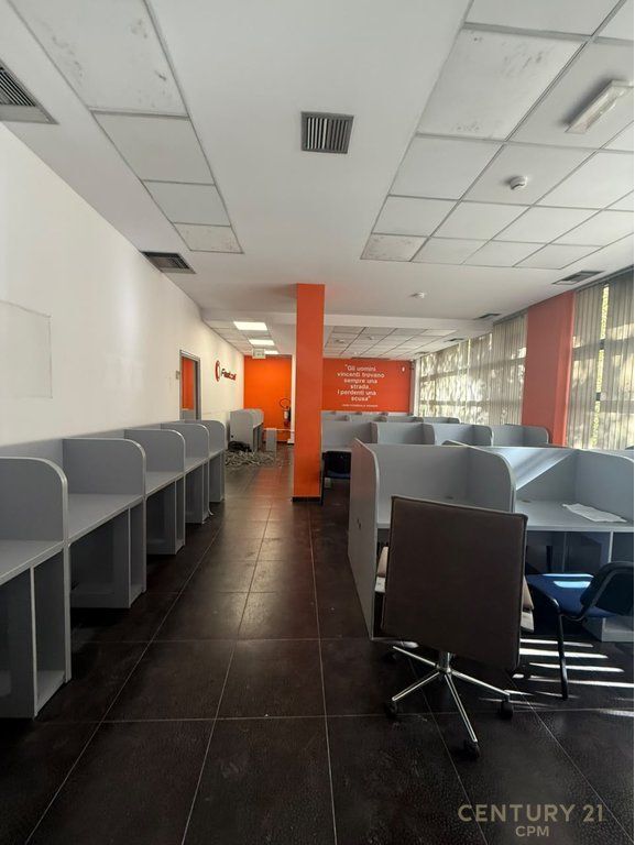 AMBJENT PER ZYRA ME AKSES NGA RRUGA,TEK MATERNITETI I RI! 4,200 € /Muaj 380,000 Lekë /Muaj