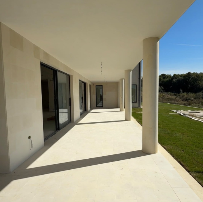 LUXURY VILLA FOR SALE | NEAR ROLLING HILLS, LUNDËR