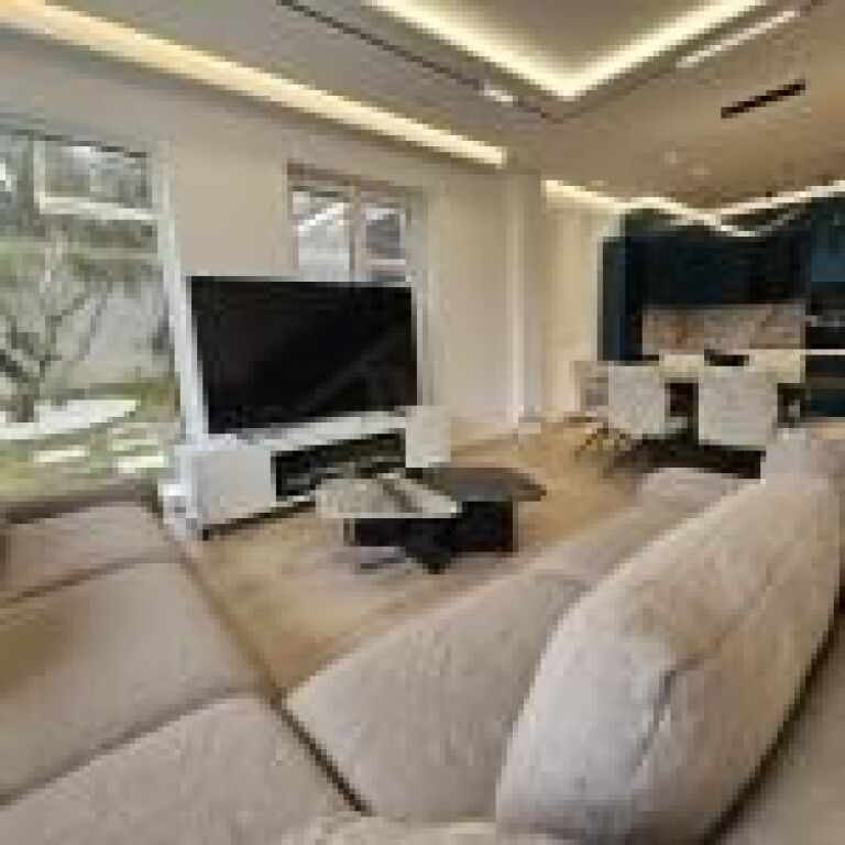 Vilë luksoze me pishinë private me qira në Forest Residence, Liqeni i Thatë, Tiranë | 318m²