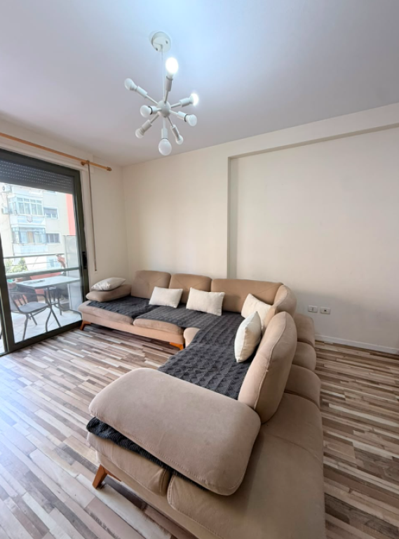 Apartament 2+1+2 per shitje tek komuna e parisit