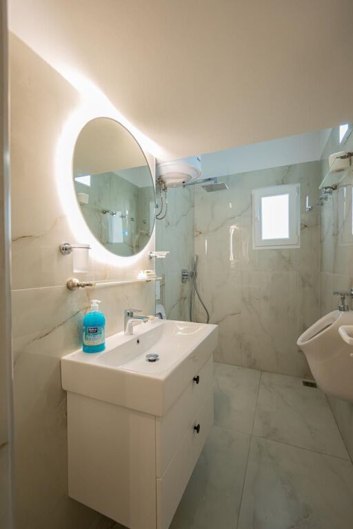 Vije e pare me detin ! Apartament 1+1 me qera ne Plazh