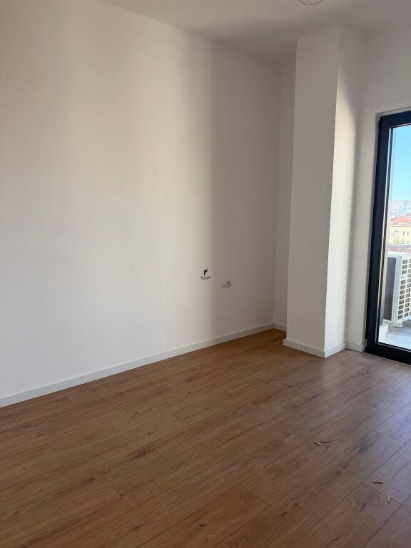 ZYRE ME QERA 100 M2 RRUGA E BARRIKADAVE 90.000 LEKE FH-98828