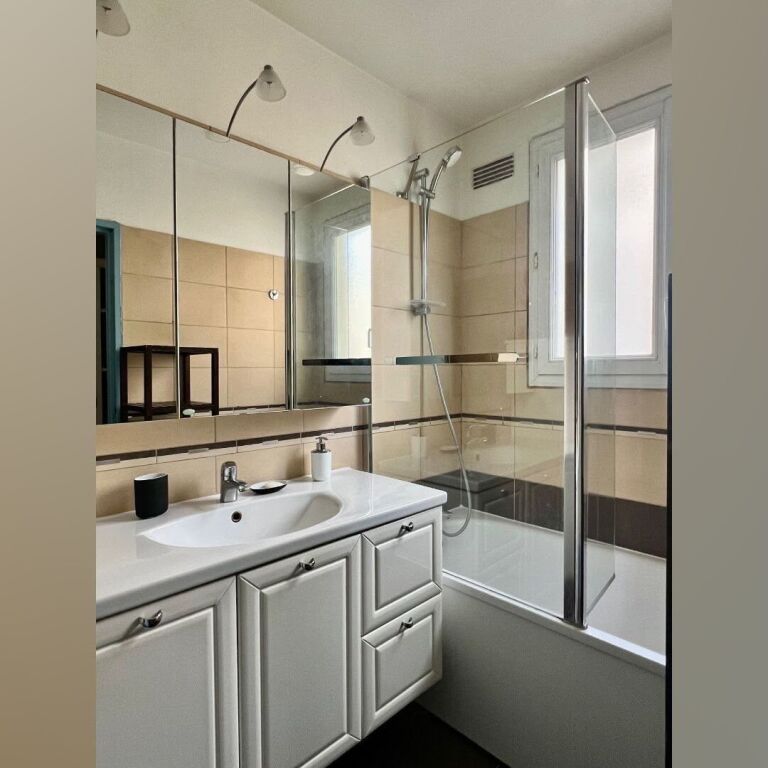 Tek Kristali/Komuna e Parisit, jepet me qera apartament 2+1.