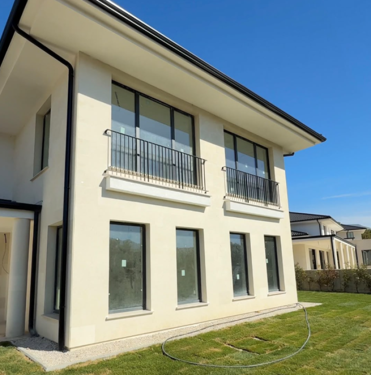 LUXURY VILLA FOR SALE | NEAR ROLLING HILLS, LUNDËR