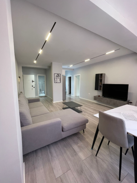 Shitet Apartament 2+1 – 21 Dhjetori, pranë Hotel Mondial