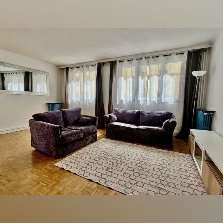 Tek Kristali/Komuna e Parisit, jepet me qera apartament 2+1.