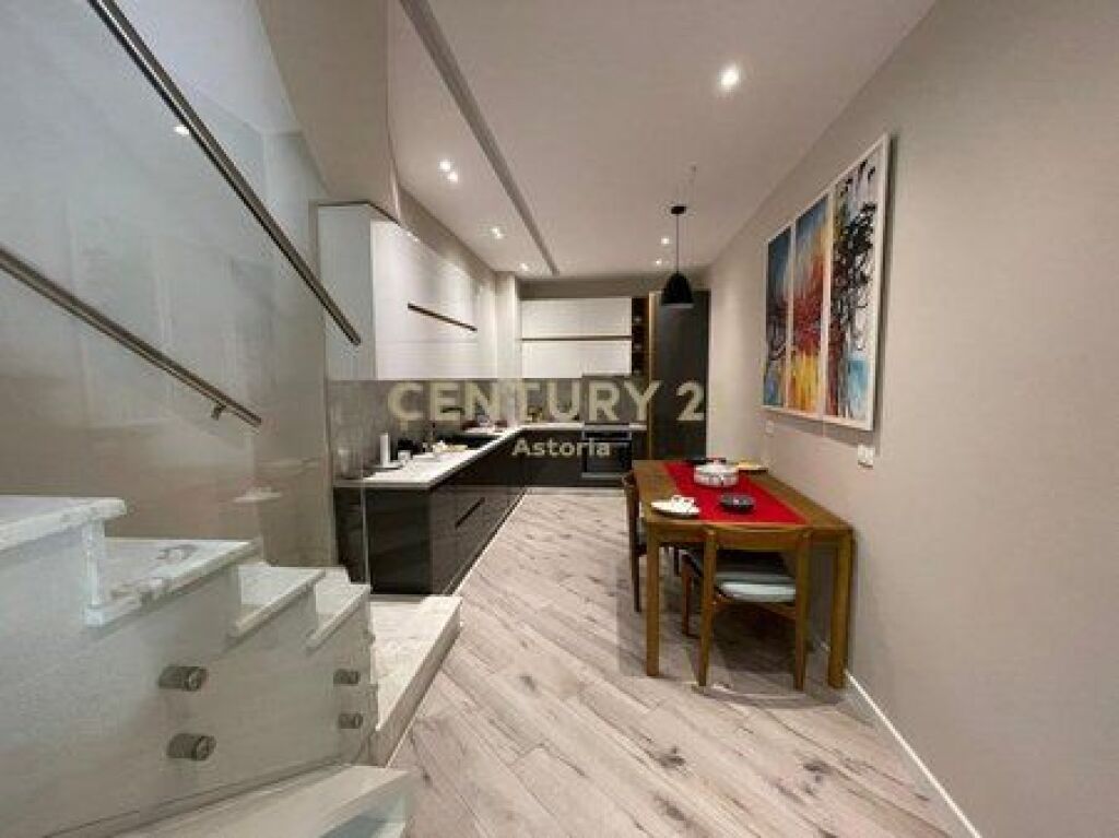   IN AFFITTO, TRIPLEX DI LUSSO 3+1+3 CON VERANDA, CON POSTO AUTO, RESIDENZA “KODRA E DIELLIT 2”