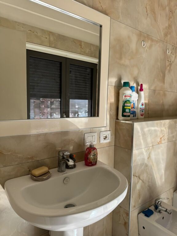 Jepet apartament 1+1 me qera ne zonen e Zogut te Zi prane Ring Center, Tirane. ID 5819